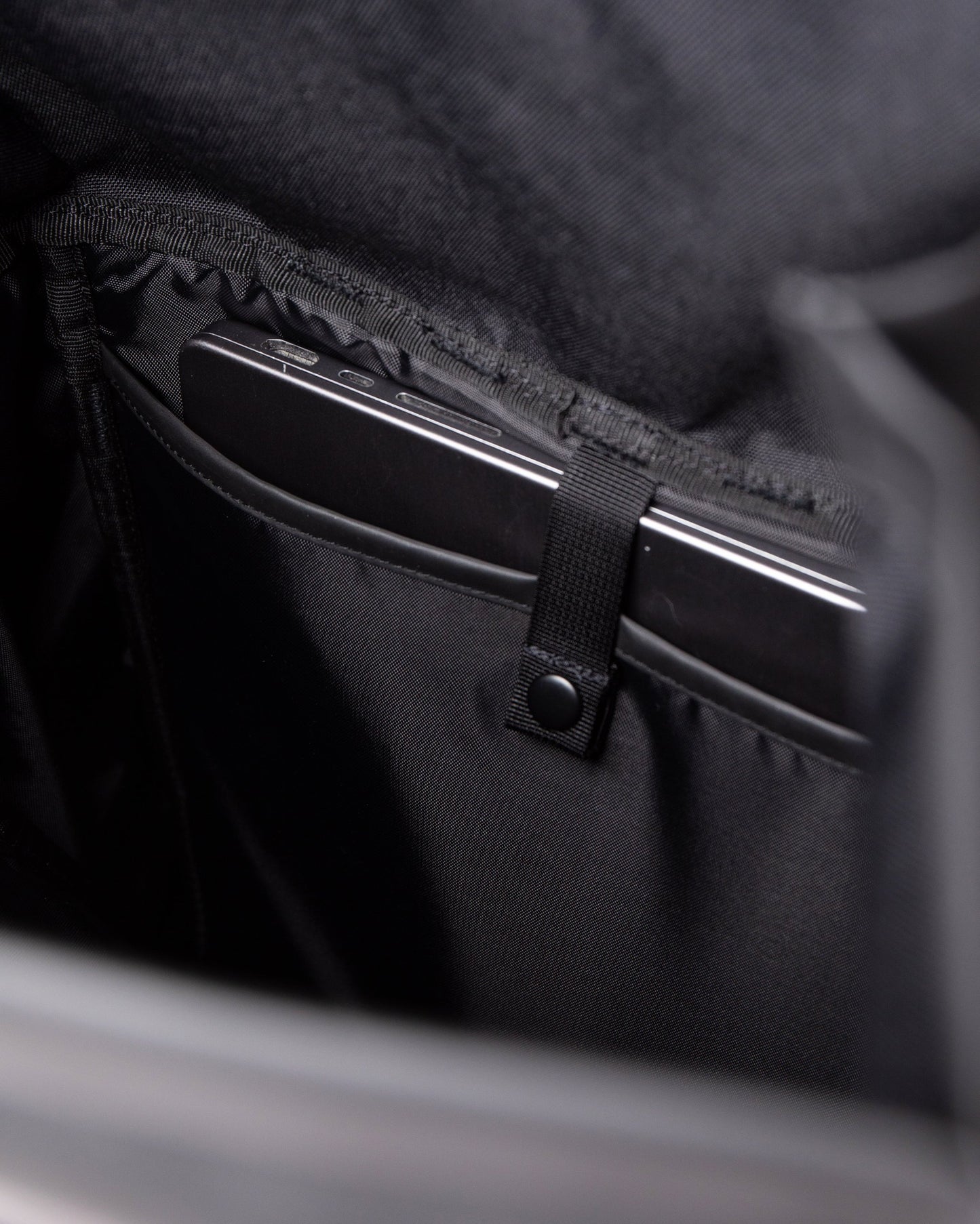 STREAM Slim Rolltop M black | Bildmaterial bereitgestellt von SHOES.PLEASE.