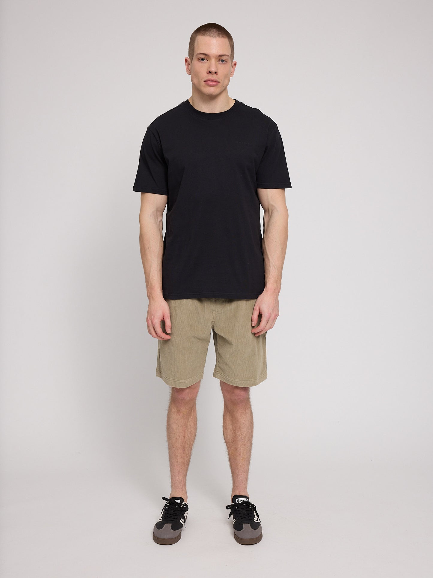 Basic T-Shirt black | Bildmaterial bereitgestellt von SHOES.PLEASE.