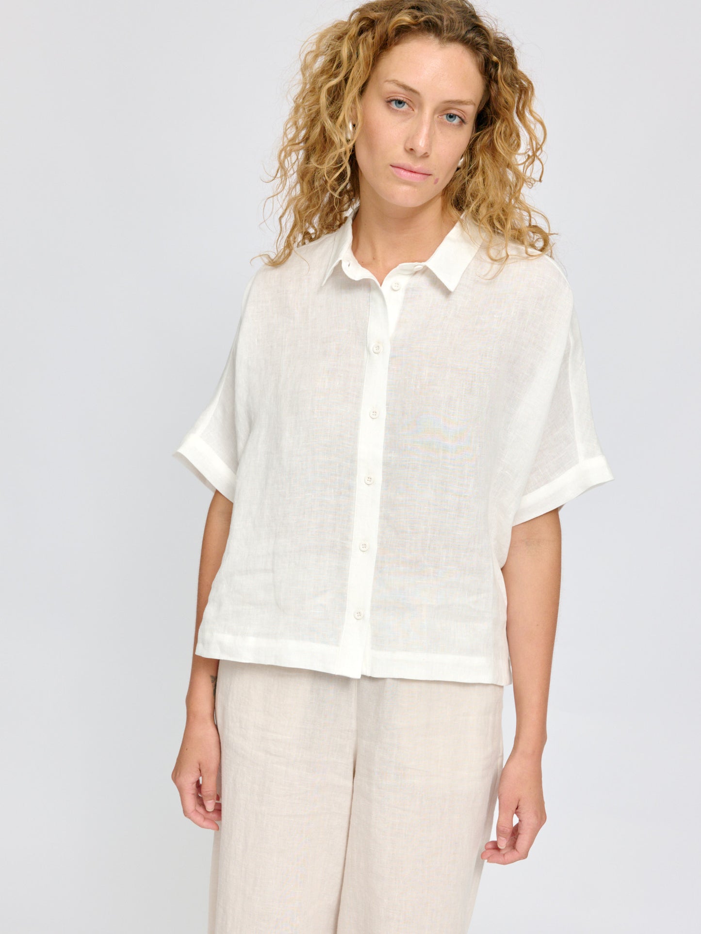 Short Sleeve Linen Shirt bright white | Bildmaterial bereitgestellt von SHOES.PLEASE.
