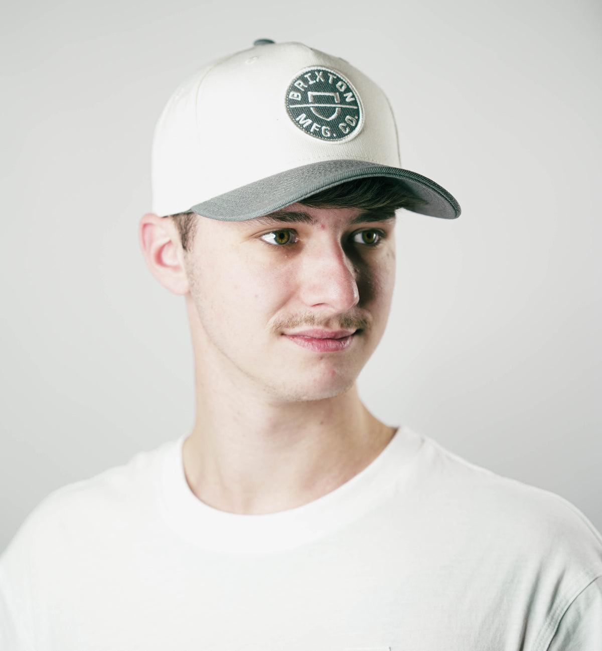 Crest C MP Snapback off white/pebble | Bildmaterial bereitgestellt von SHOES.PLEASE.