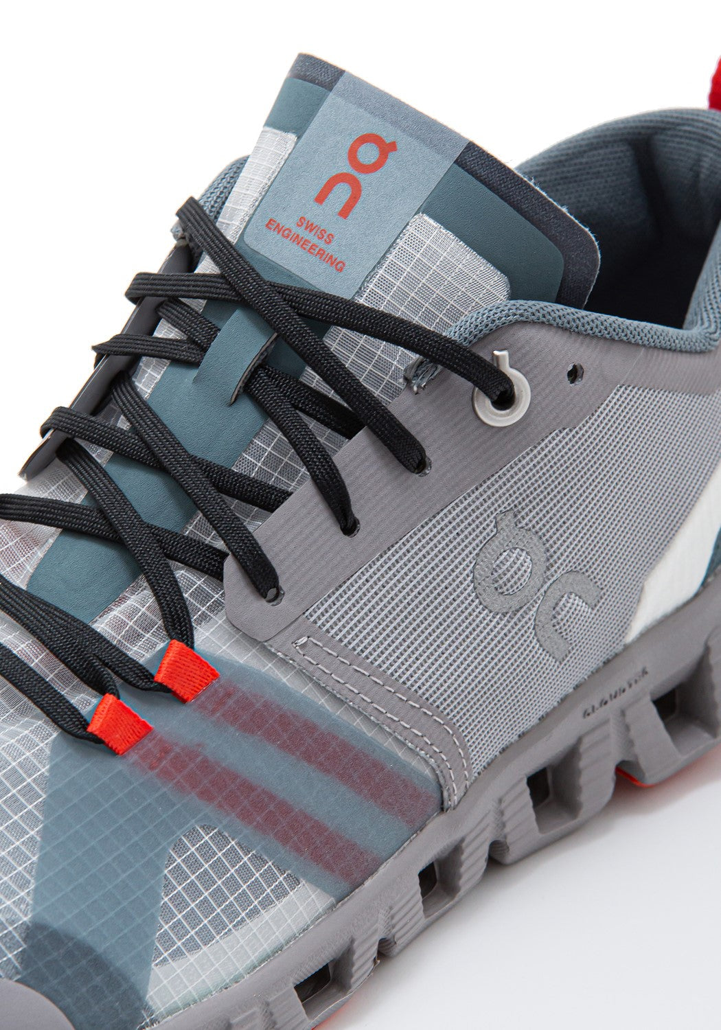 38.99121 W Cloud X Shift alloy/red | Bildmaterial bereitgestellt von SHOES.PLEASE.