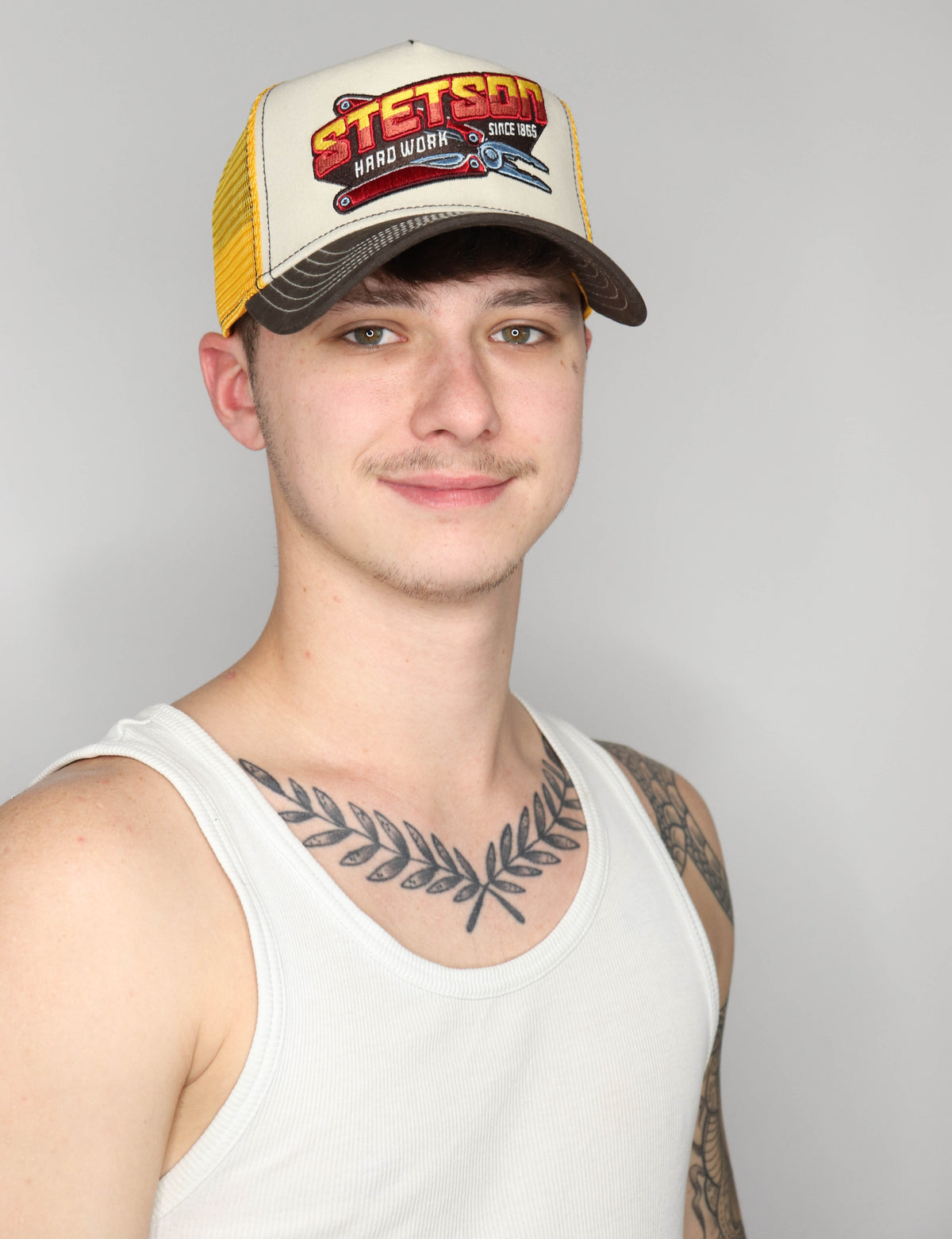 Trucker Cap Hard Work | Bildmaterial bereitgestellt von SHOES.PLEASE.