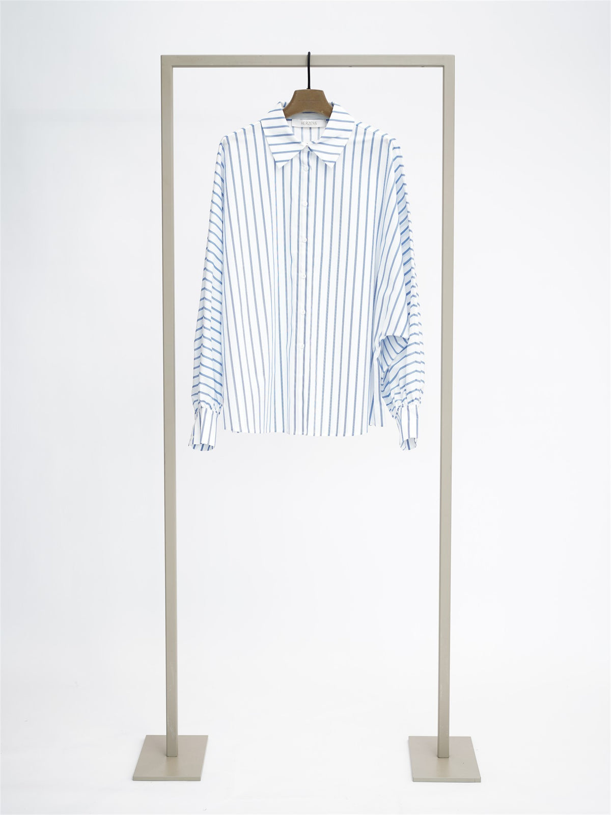 Bluse azure superwhite | Bildmaterial bereitgestellt von SHOES.PLEASE.