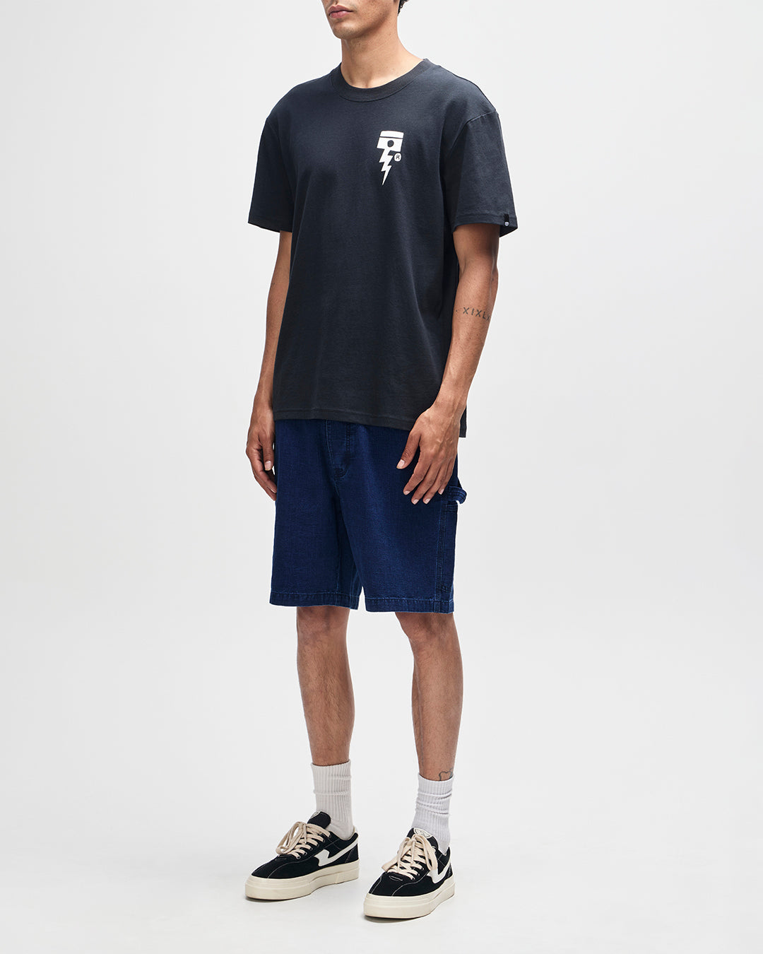 Pisstin Tee black | Bildmaterial bereitgestellt von SHOES.PLEASE.