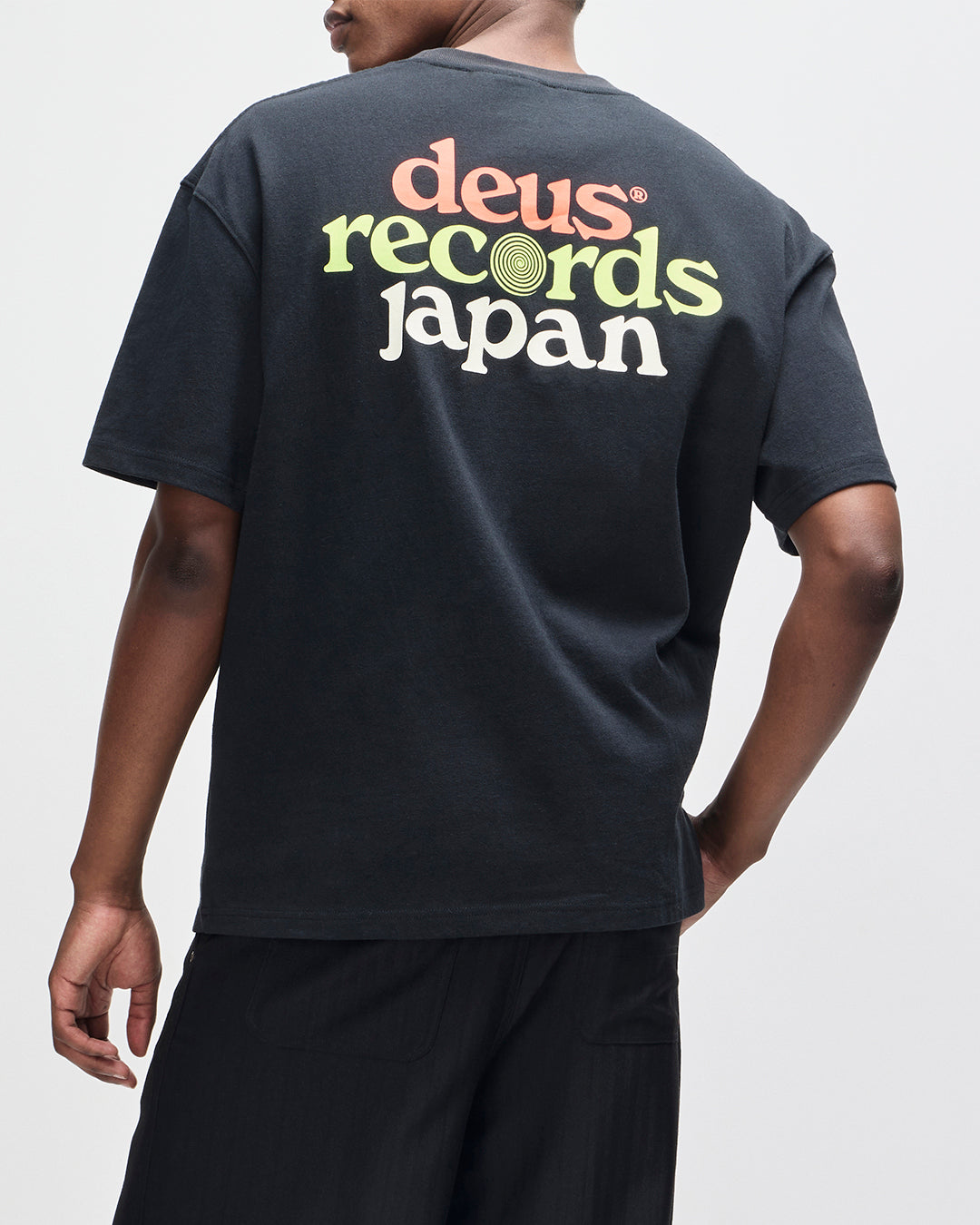Strata Tee black | Bildmaterial bereitgestellt von SHOES.PLEASE.