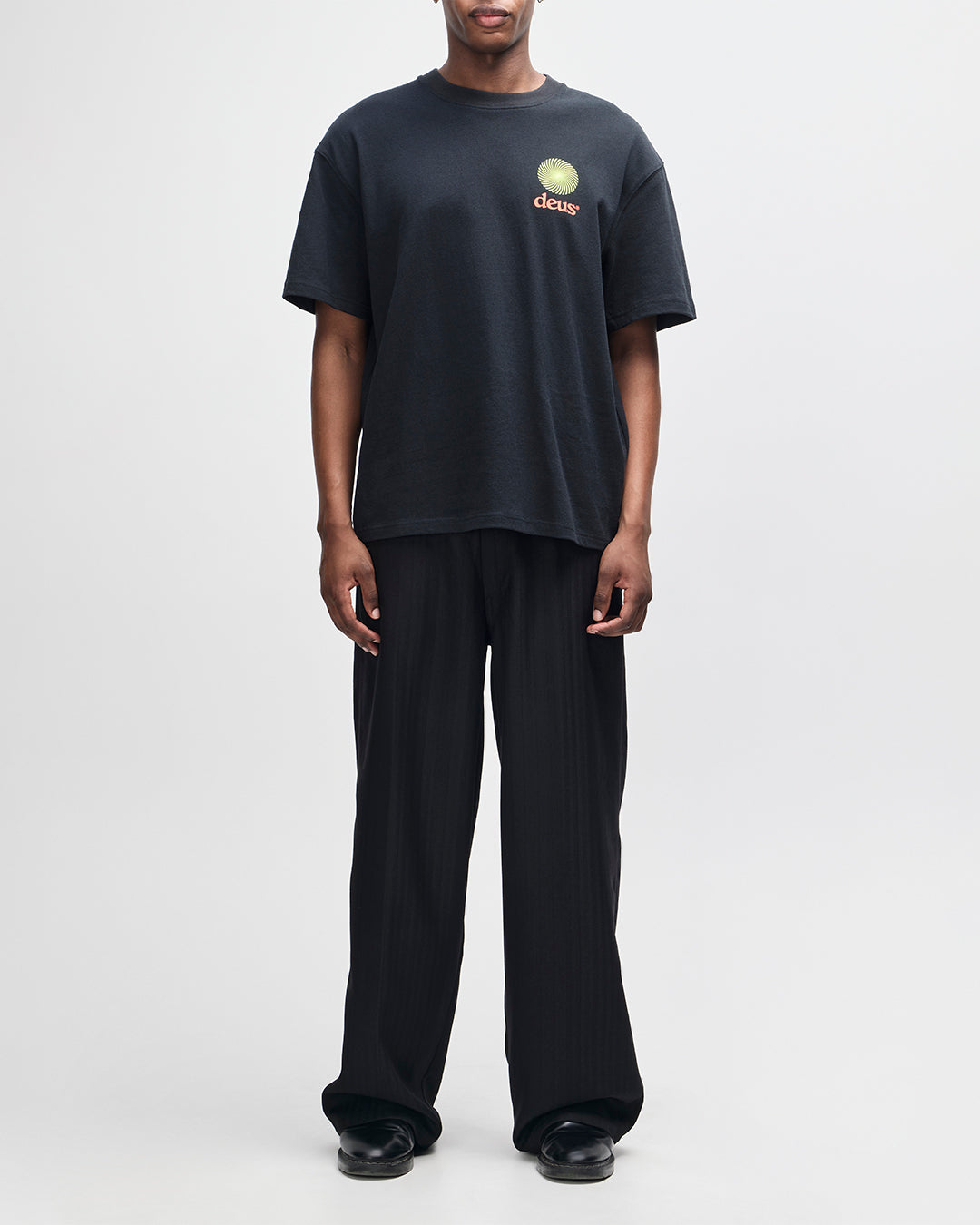 Strata Tee black | Bildmaterial bereitgestellt von SHOES.PLEASE.