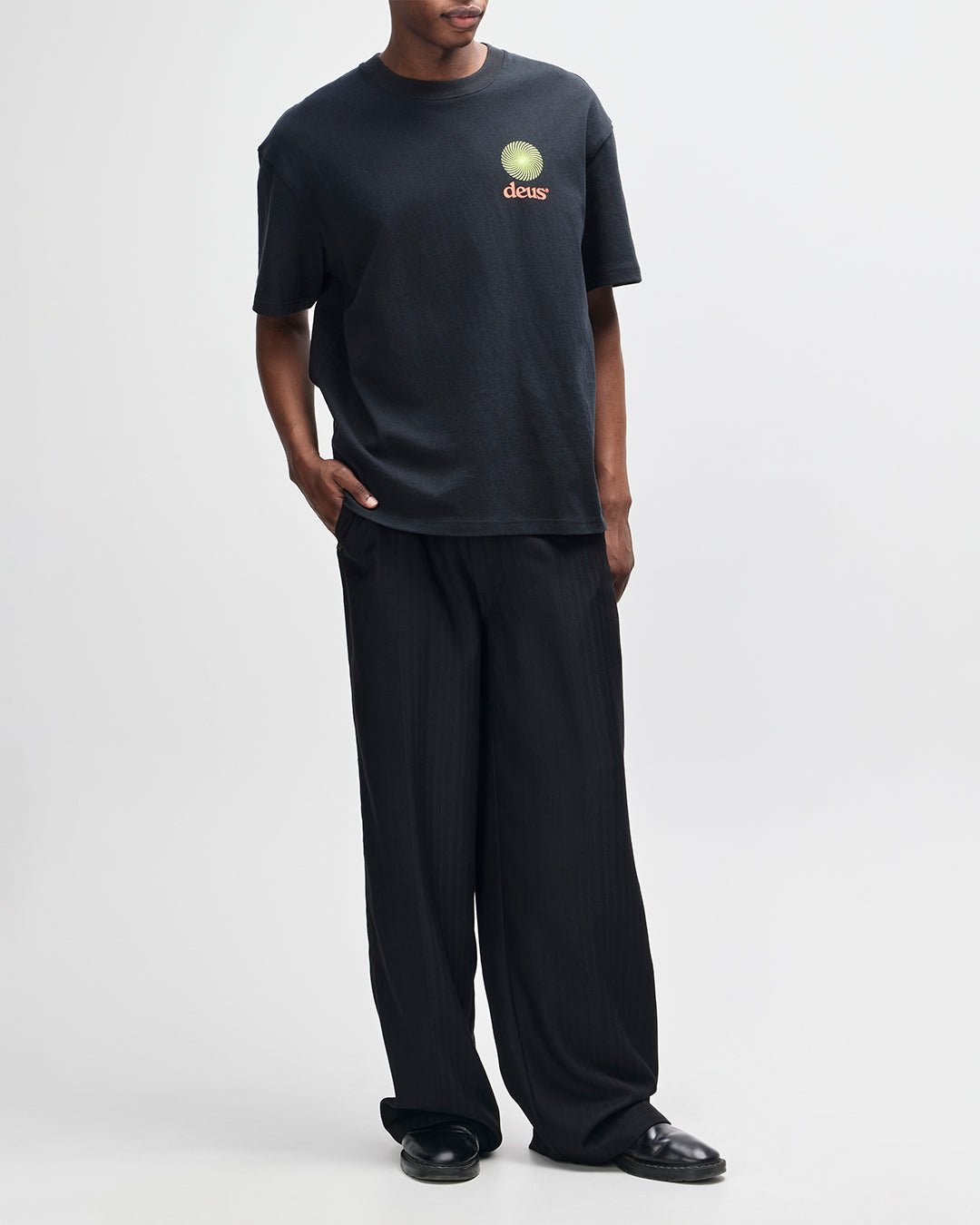 Strata Tee black | Bildmaterial bereitgestellt von SHOES.PLEASE.