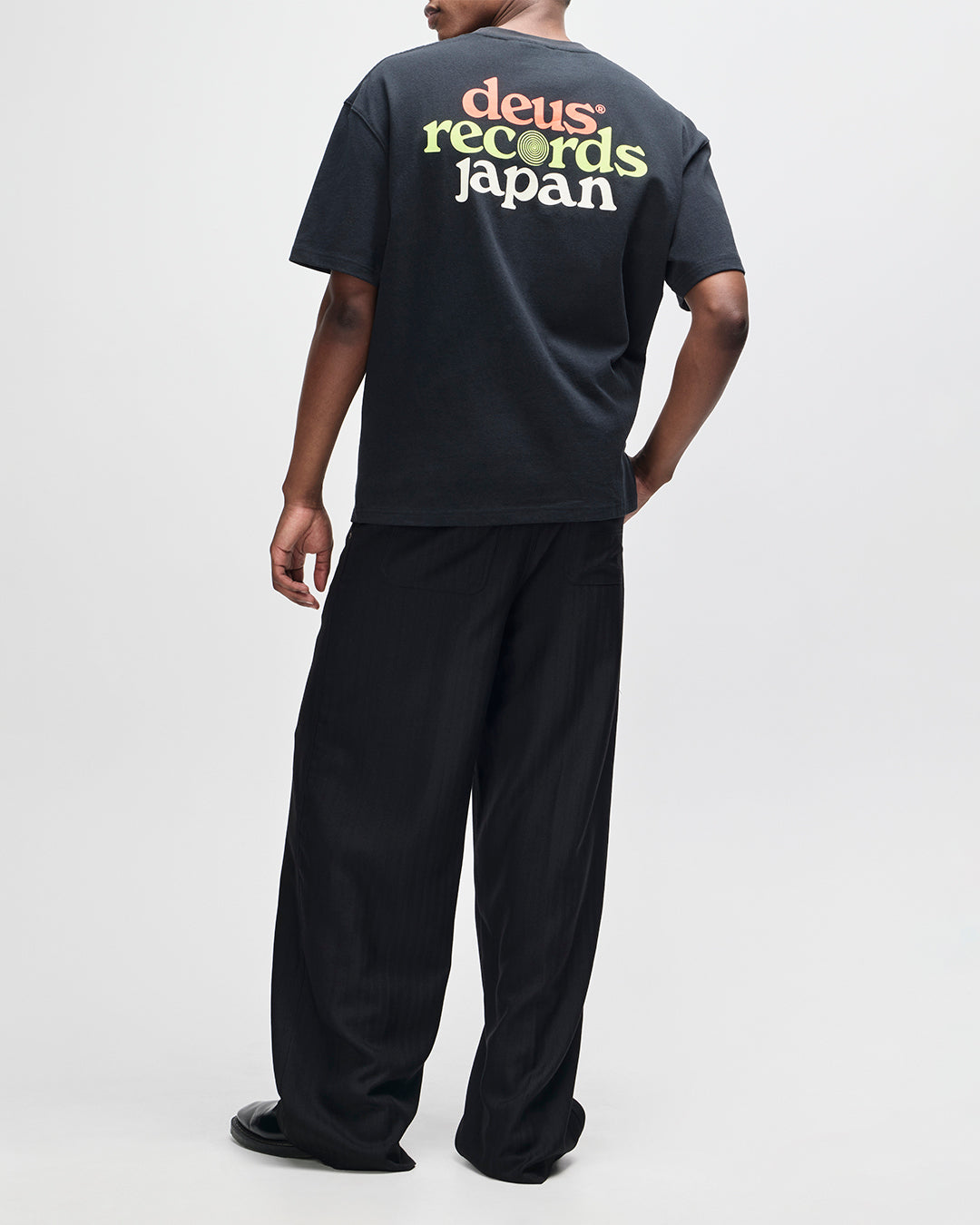 Strata Tee black | Bildmaterial bereitgestellt von SHOES.PLEASE.