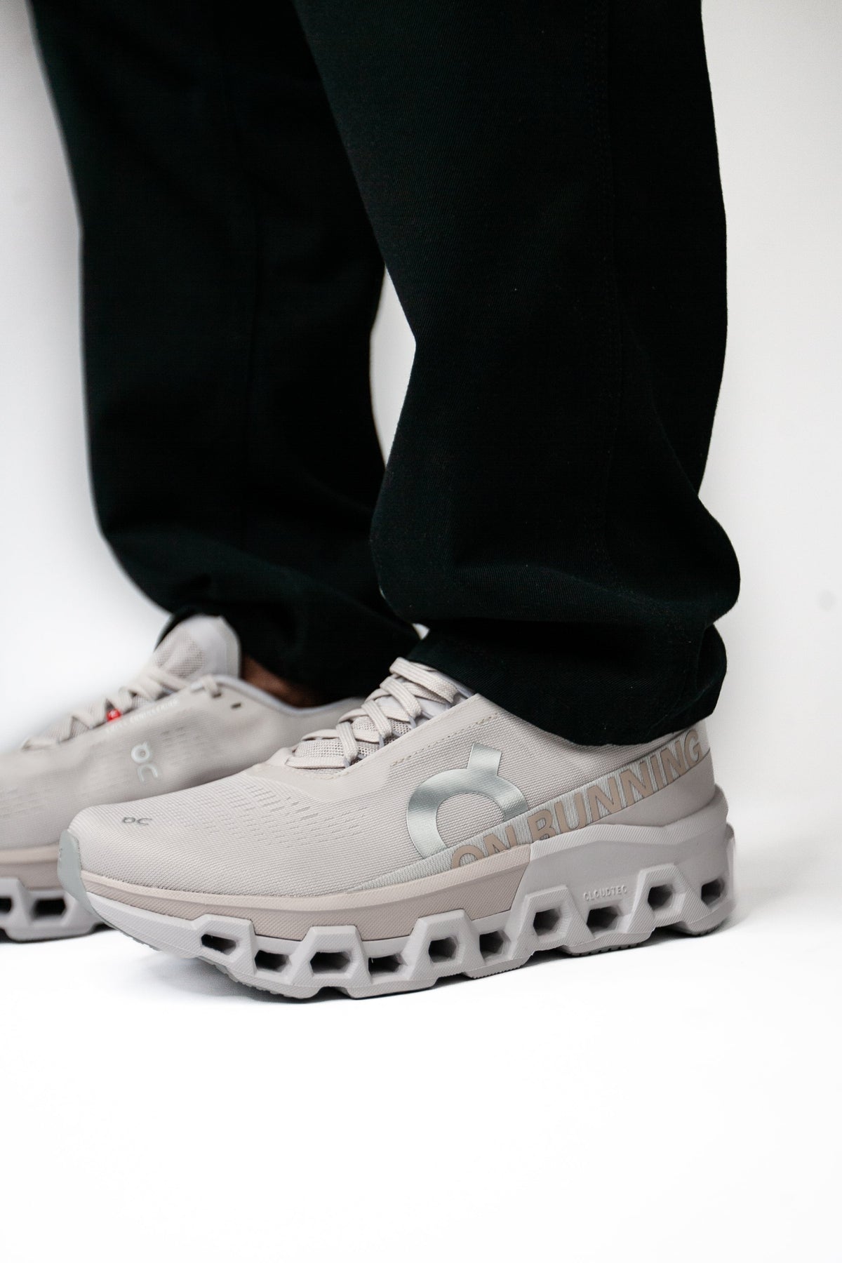 3ME10120838 M Cloudmonster 2 sand/frost | Bildmaterial bereitgestellt von SHOES.PLEASE.